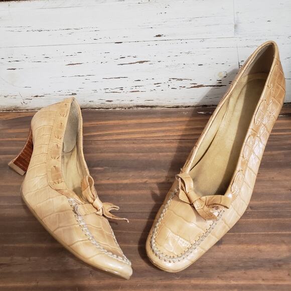 Stuart Weitzman Leather Alligator Nude Kitten Heel Bow Pumps 8 - Picture 6 of 12